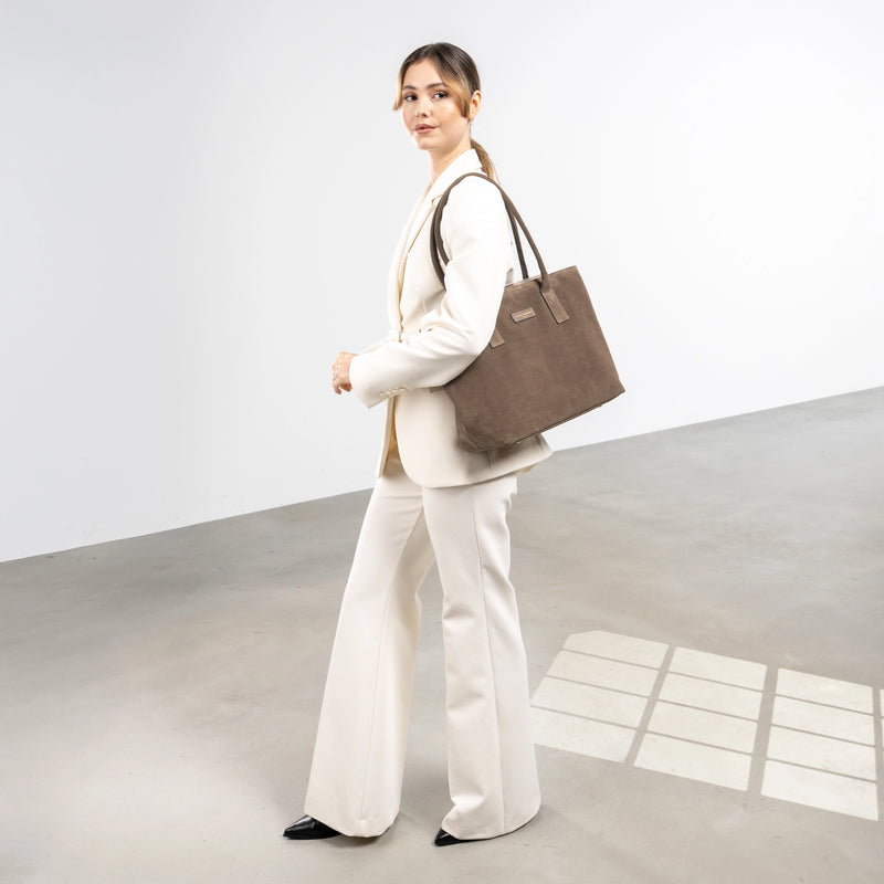 Isabel Bernard Honoré Elin Taupe Wildleder Schultertasche IB25111-178-zoom-