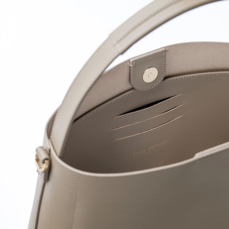 Isabel Bernard Montmartre Béatrice taupefarbene Ledertasche aus Naturleder IB25095-378-zoom-