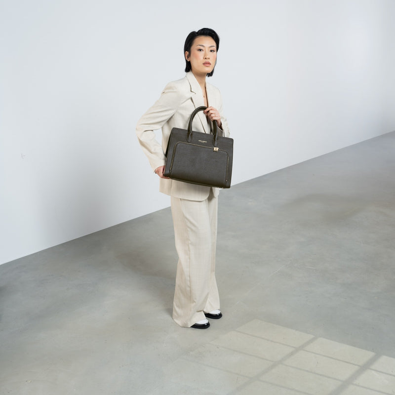 Isabel Bernard Honoré Nadine dunkelbraune Handtasche aus Kalbsleder mit 13-Zoll-Laptopfach IB25110-031-13-zoom-