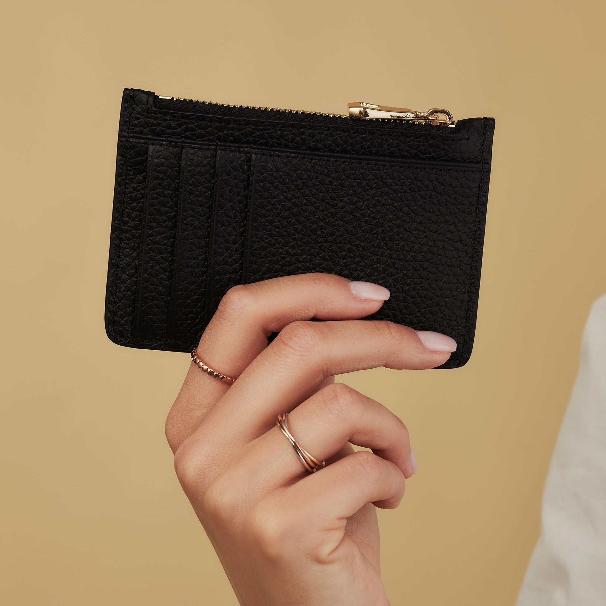 Isabel Bernard Honoré Aveline Black Leather Card Holder made of Calfskin IB27016