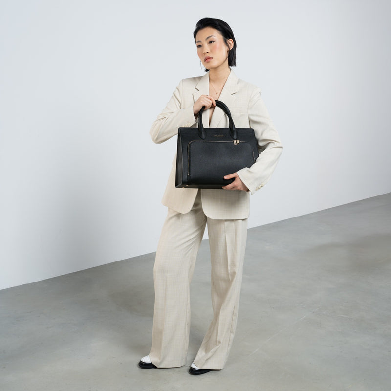 Isabel Bernard Honoré Nadine schwarze Handtasche aus Kalbsleder mit 13-Zoll-Laptopfach IB25110-001-13-zoom-