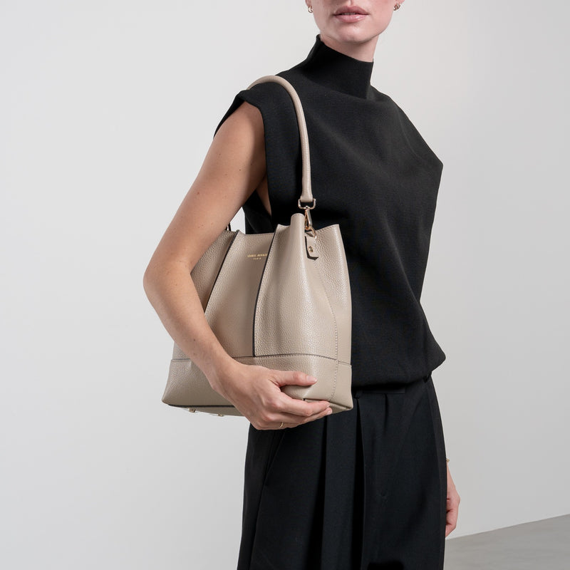 Isabel Bernard Femme Forte Macie Taupe Umhängetasche aus Kalbsleder IB25074-078-zoom-