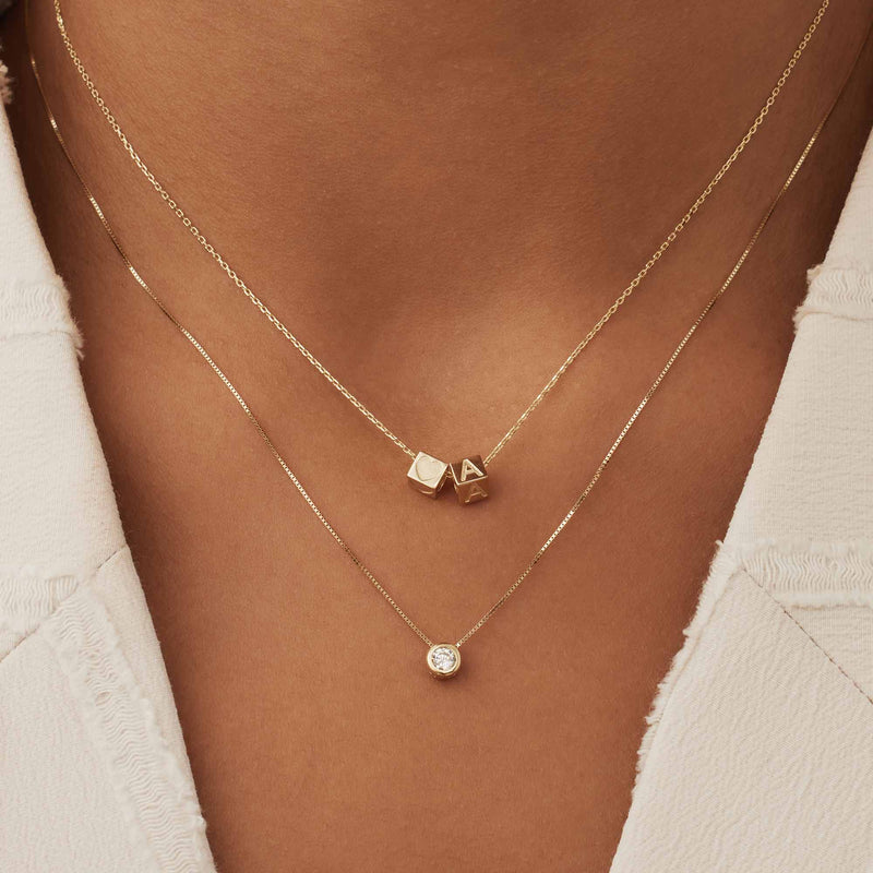 Isabel Bernard Le Carré Felie 14 Karat | Gold Initiale Charm Kubus IB340043B-zoom-