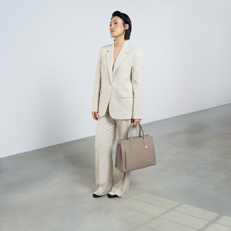 Isabel Bernard Honoré Nadine taupefarbene Handtasche aus Kalbsleder mit 13-Zoll-Laptopfach IB25110-078-13-zoom-