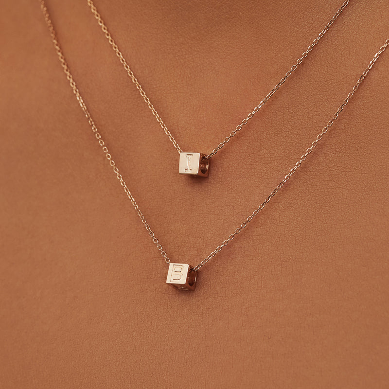 Isabel Bernard La Concorde Felie 14 Karat | Roségold Kubus Initiale Charm IB350047--Z-zoom-