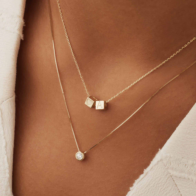 Isabel Bernard Le Carré Felie 14 Karat | Gold Initiale Charm Kubus IB340043B-zoom-