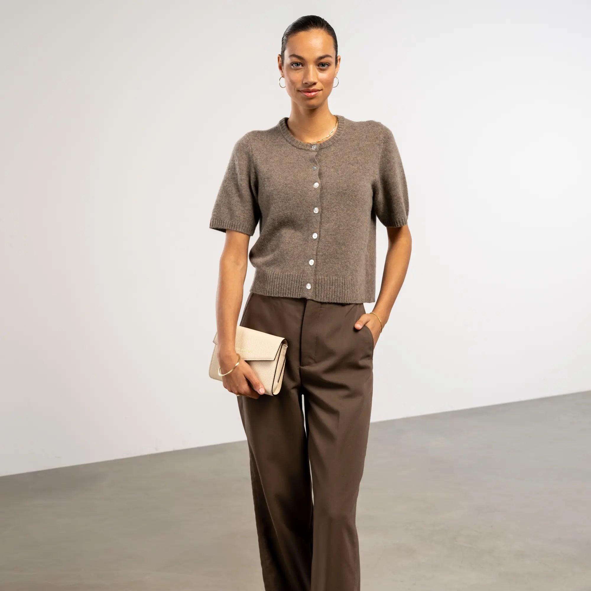 Isabel Bernard Honoré Lina Beige Clutch With Detachable Shoulder Chain IB21135-072