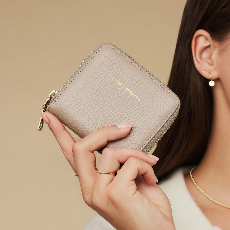 Isabel Bernard Honoré Jules Taupe Portemonnaie mit Reißverschluss aus Kalbsleder IB23018-zoom-