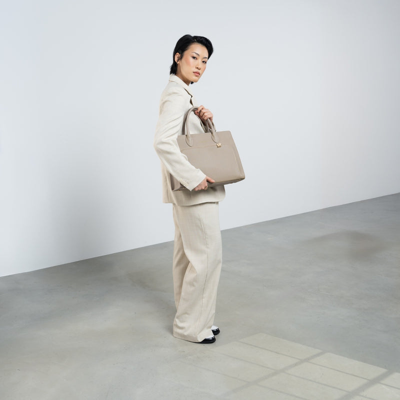 Isabel Bernard Honoré Nadine taupefarbene Handtasche aus Kalbsleder mit 13-Zoll-Laptopfach IB25110-078-13-zoom-