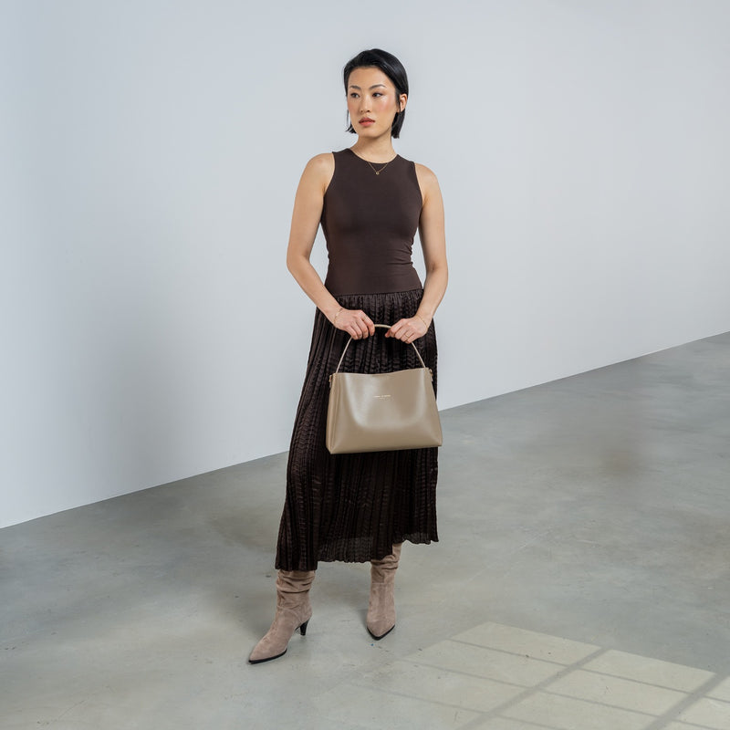 Isabel Bernard Montmartre Béatrice taupefarbene Ledertasche aus Naturleder IB25095-378-zoom-