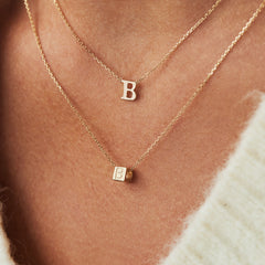 Isabel Bernard Le Carré 14 karaat gouden kubus inital ketting IB340043-A