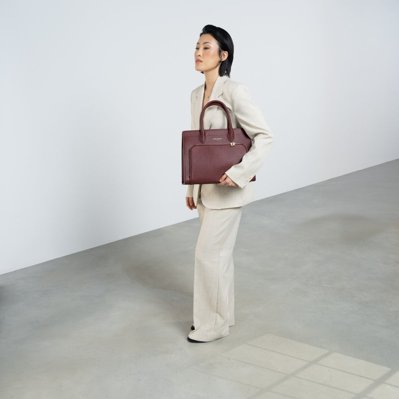 Isabel Bernard Honoré Nadine bordeauxrote Handtasche aus Kalbsleder mit 13-Zoll-Laptopfach IB25110-052-13-zoom-