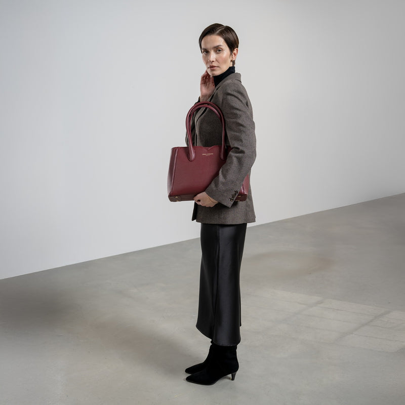 Isabel Bernard Honoré Cloe Midi Bordeaux Kalbsleder Handtasche IB25082-052-zoom-