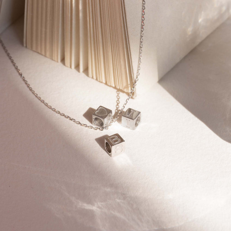 Isabel Bernard Saint Germain Felie 14 Karat | Weißgold Kubus Charm IB350051-zoom-